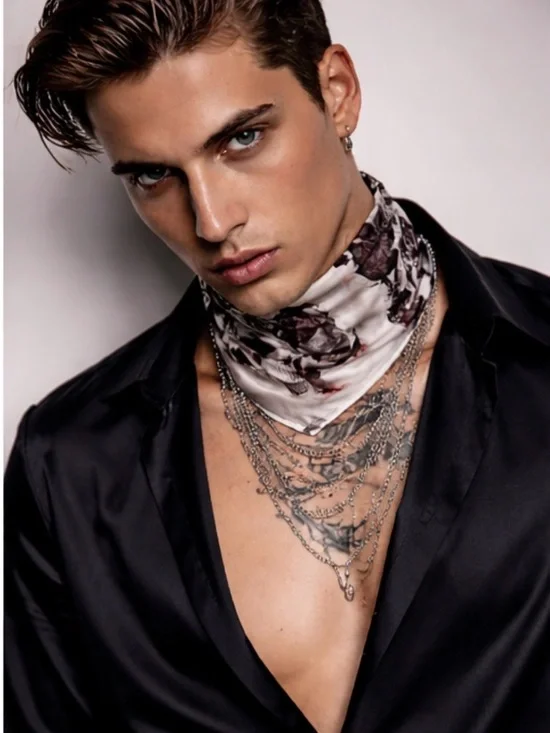 Alexander McQueen Cream Pocket Square with Black Skull & Rose Motif excellent - Picture 4 of 4